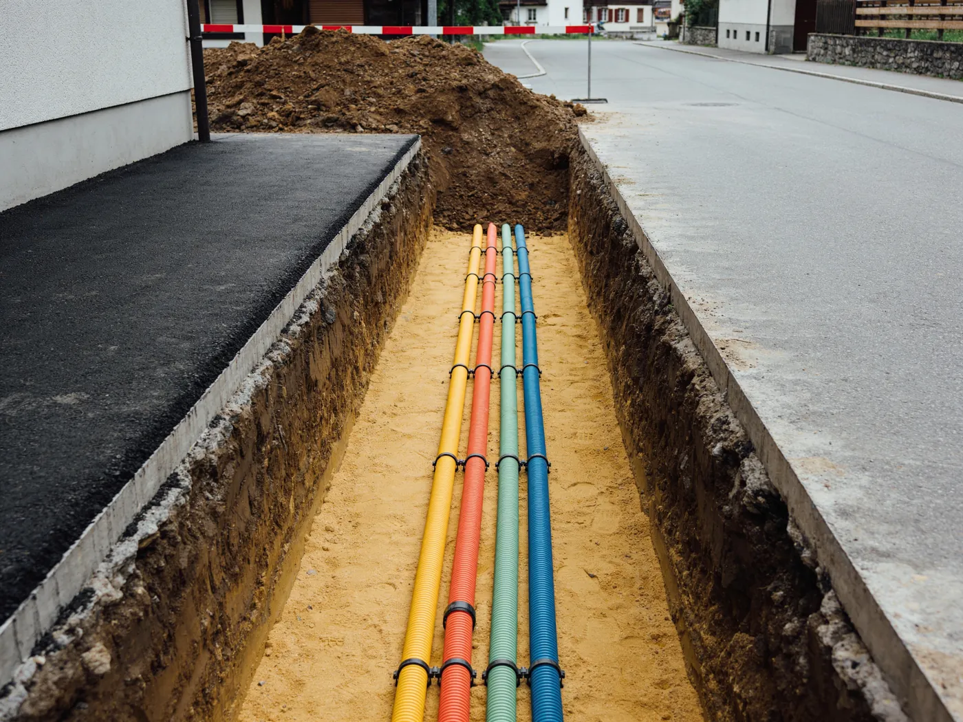 Fouille de raccordement en bordure de route communale